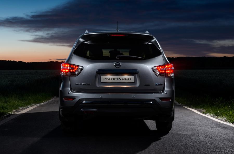  Nissan Pathfinder Hybrid 2015 года  (фото 19 из 29)